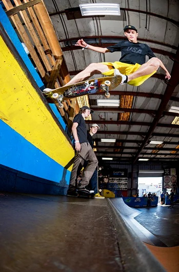 <!--am16sun-->

Jereme performs a Nosestall pop back in, all while matching his clothes with the park.