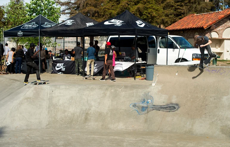 <!--dala15-->

Tyson Bowerbank works out a backside nosepick while the SPoT

crew takes care of the rest.