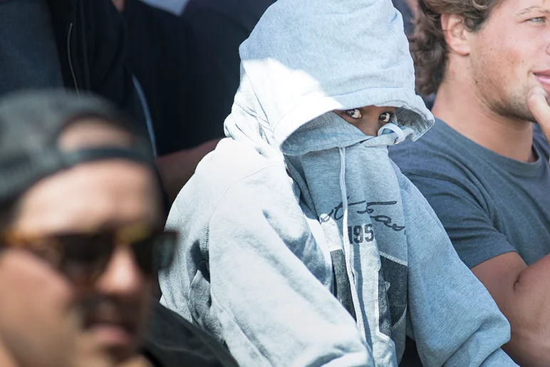 <!--daportsat-->

This kid is already too famous for the Paparazzi.