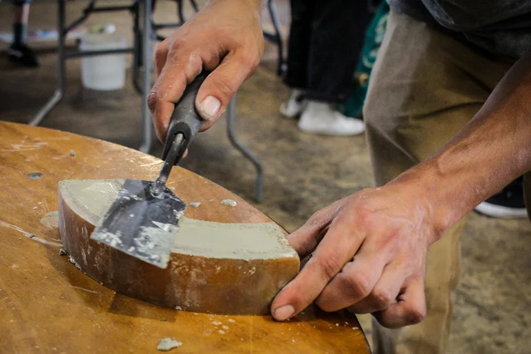 <!--consproject-->

With the mold full, the next move is to remove excess material with a trowel.


