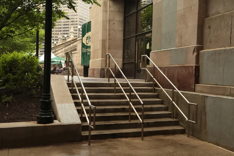 <!--lakaiflare-->

Perfect handrail.
