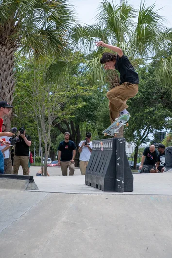 <!--gsd21-->
And then Marse backs Peter up with a Kickflip Front Nosegrind. Wow!
