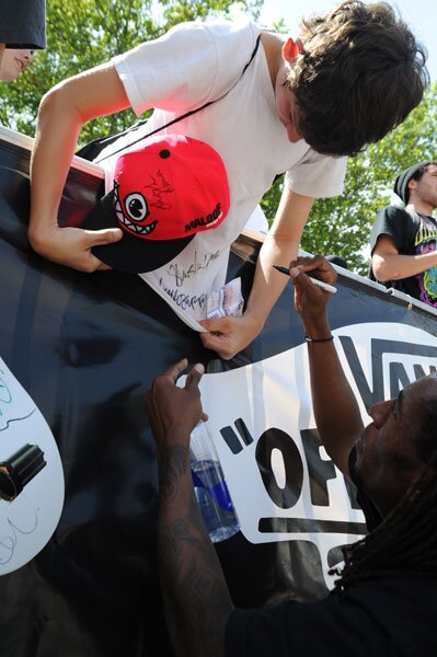 Shuriken Shannon signs autographs