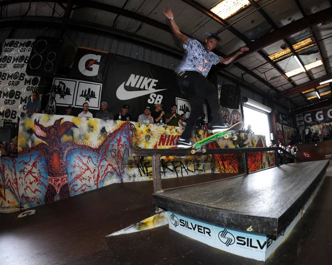 <!--finalspro14-->

Ishod Wair - frontside bluntslide.
