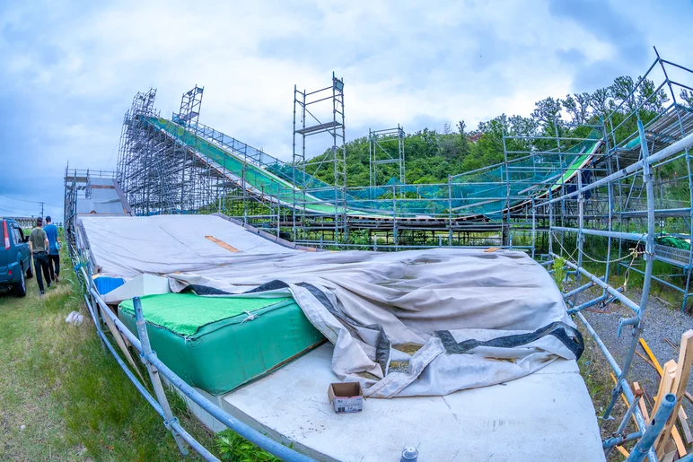 Ski jump training outside for the local Japanese olympians


<!--damnamjapan2023practice-->