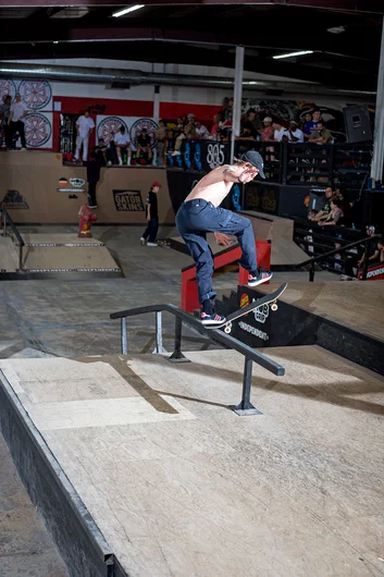 <!--dachi19quals-->

Talk to the hand, You need a man!!  Jonathon Reese plops down a KF Frontblunt.
