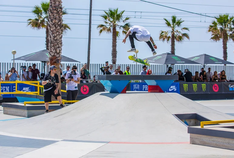 <!--17proopen-arcturo-->

Nyjah	Huston - Fakie	kickflip	over	the	volcano.