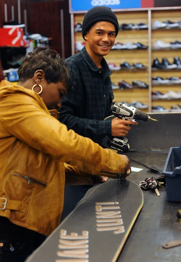 <!--vday16-->
Josh Bell broke his board not long before his jam. Thankfully, his mom was there to lend a hand gripping his board so he could get back out on the course—how cool is that? You’re awesome Mrs. Bell. If you haven’t done so today, thank your mom for what she’s done for you.