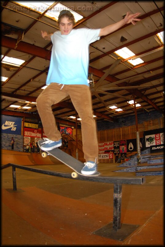 Sebastian Vargas - frontside nosegrind