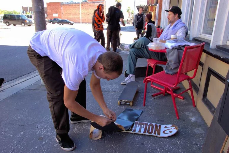 <!--expone14-->

Frankie Heck settin' up a freshie.