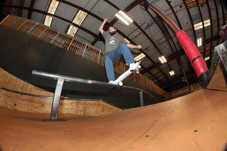 <!--15course-->

Orlando homie Chris Blake with a FS nosegrind on another one...