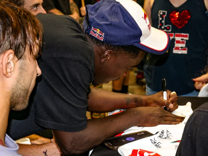 Zion Wright signing a Tee.




<!--gasgiantsdemo-->