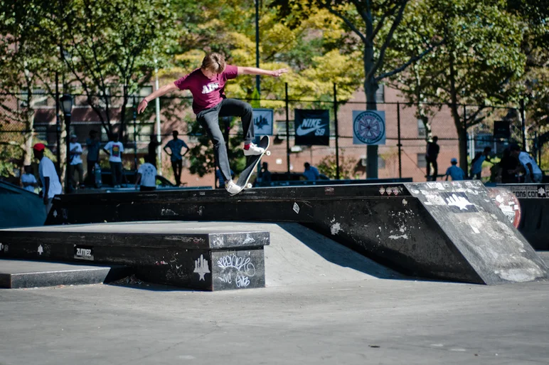 <!--nyc14d2-->

Dakota Hunt goes the distance with this bluntslide over the entire flat into the bank.