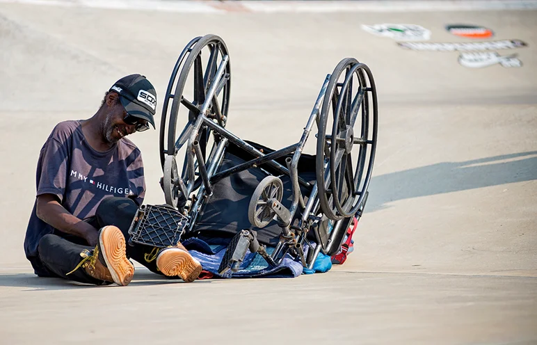 <!--dachi18bt-->

Luckily he was fine and in good spirits.
