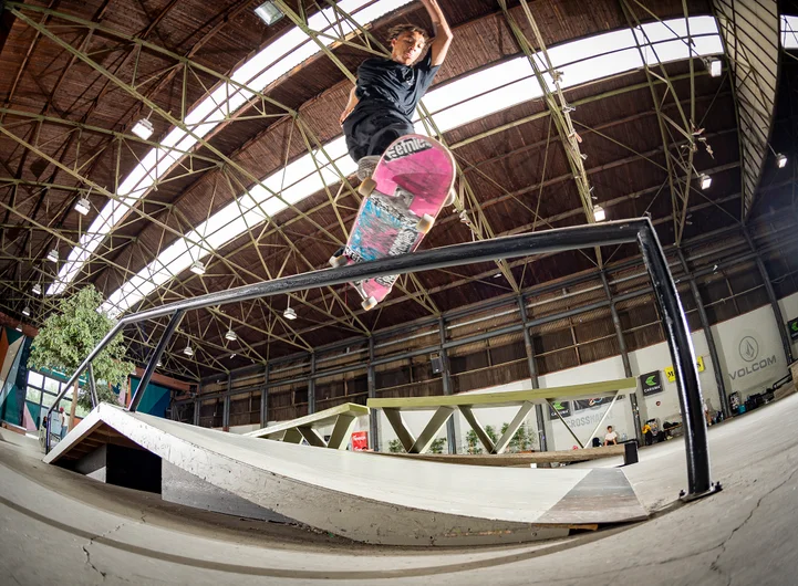 Chris Hoeve gets his Grapefruit Grind on.. Why’s it called a Grapefruit Grind??

<!--damnambreda22practice-->