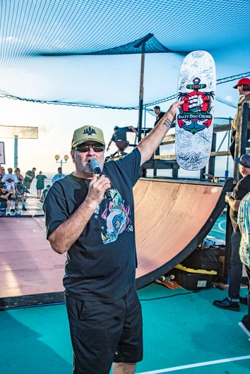 Dave Duncan making sure all the pros get their signatures on Murder's Flogging Molly Cruise deck

<!--floggingmollycruise23-->