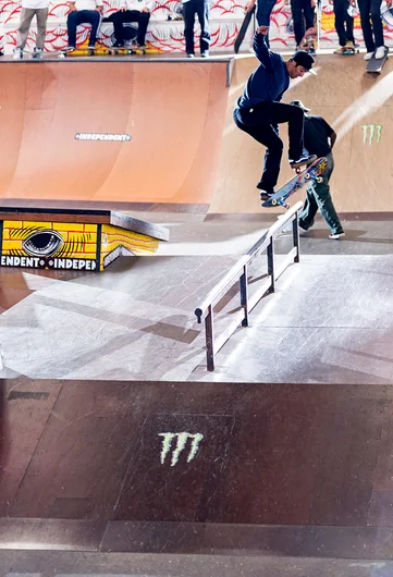 <!--pro18-sat-->

Kelvin Hoefler gets the Best Trick contest started with a Kickflip FS Blunt.

