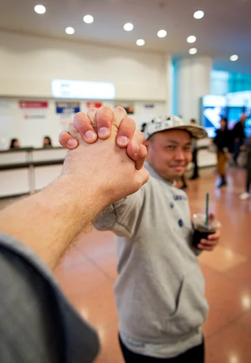 <!--daja19-chill-->

Ultimate tour guide Daisuke gets special treatment with a smash and grab.