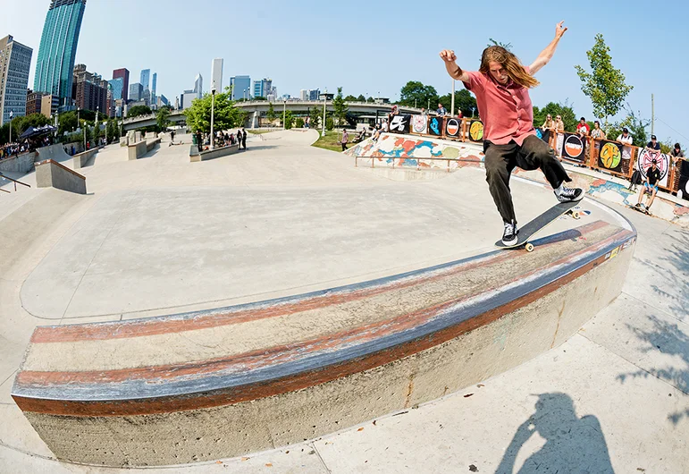 <!--dachi18bt-->

Joe Milazzo comes rip-roaring thru with a Frontside Nosegrind.
