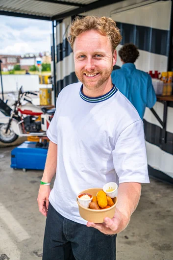 Glancy spotting in the courtyard. What kinda snacks you got there my dude?

<!--damnamnetherlandsday3-->