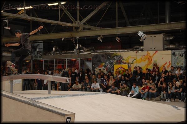 Eniz Fazliov - frontside noseblunt slide