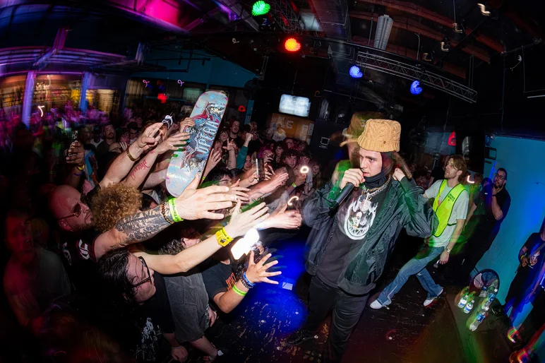 Yellow bricks, hit the road, now I'm doin' shows in Tampa