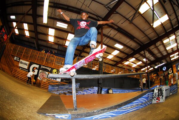 Shak Wright - frontside nosegrind