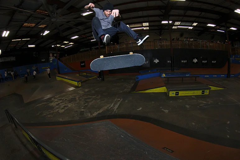 <!--soj17-->

Lester Cepero - FS Kickflip to the moon