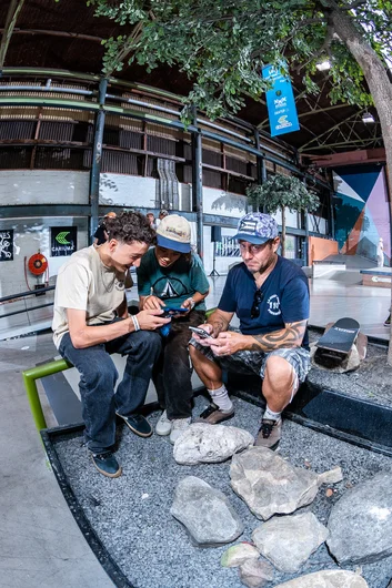 Julian looking over his clips with pops


<!--damnamnetherlandsday2besttrick-->