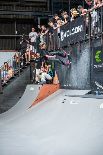 These kids were literally bouncing off the walls for the fans.

<!--damnamnetherlandsday3-->