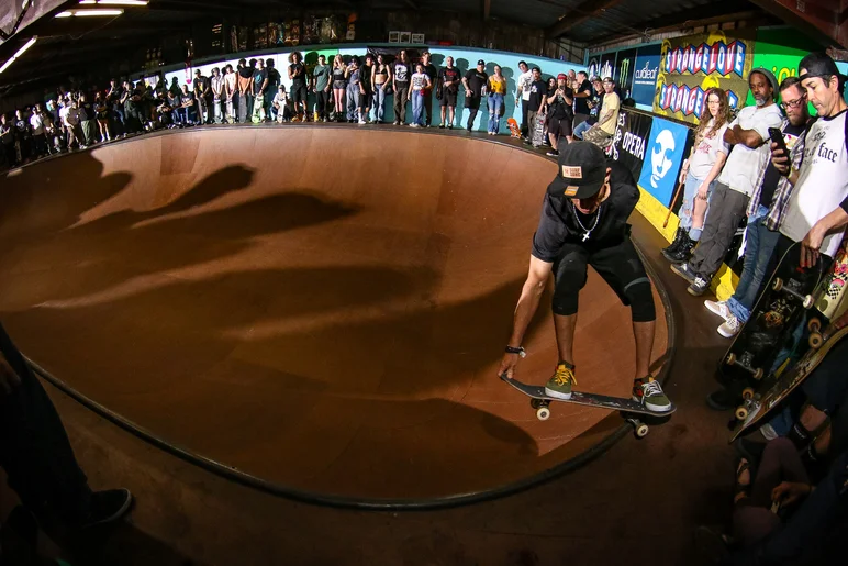 Orlando Ramos going around the corner while he grabs the nose

<!--ombj2024-->