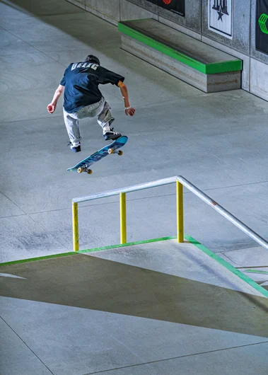 Raimu Abe taking this kickflip high enough to hit another rail before landing in a front lipslide.

<!--damnamjapan2023mensfinals-->