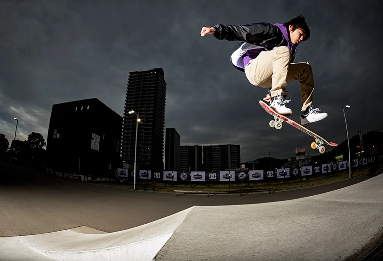 <!--daja19-chill-->

Toshi is a legend and sets it off with this stylish Kickflip.
