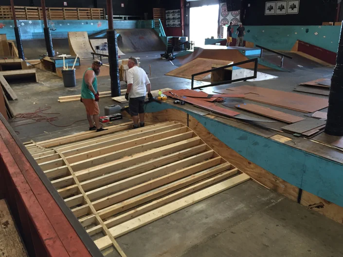 <!--NEWCOURSE16-->

Every year we get some volunteers to help out with the demo. Aaron is part of our maintenance crew and is used to this type of blue collar work. Joel Box is Wesley's dad...and if you don't know who Wes is...