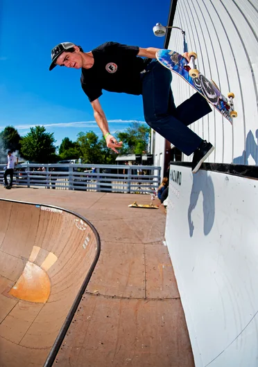 <!--daatlfriday-->

David Dixon jumps the gun and gets a piece of the sub-box, before it was cool mannnnnnn…