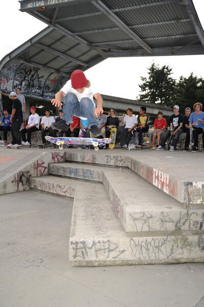 Tom Nelner - heelflip down the average three