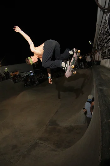 <!--am17-ccj-->

Dakota Hunt - Backside Floater over the Door Gap.