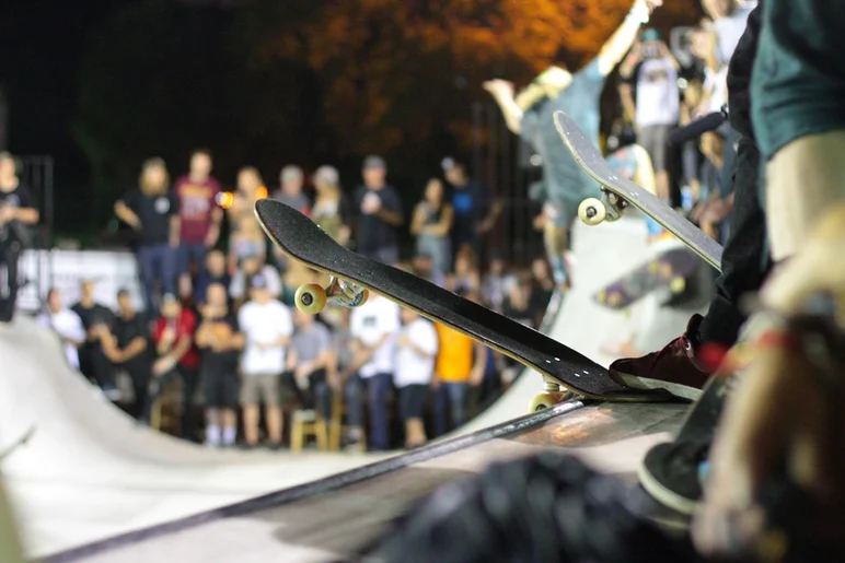 <!--pro15satnight-->
The concrete decks were a crowded place to be last night. Converse put on a hell of a show, giving out cash for tricks. TWS was giving out prizes for Best Trick over the door gap too.