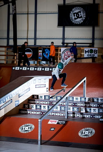 <!--daja19-chill-->

Sena Watanabe closes it out with a mind blowing Heelflip FS Lip!
