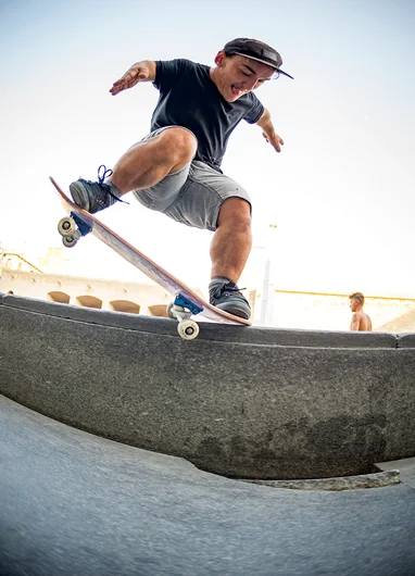 <!--barcygsd-->

Petar Santchev Crooks over the broken tile gap.

