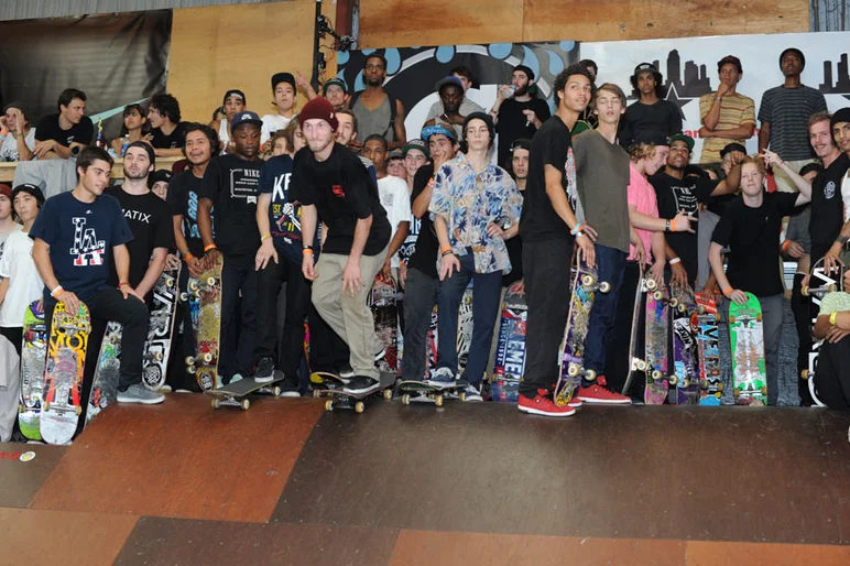 The lineup crowding in for Independent Best Trick.<!-- Tampa Am 2012 Photos -->