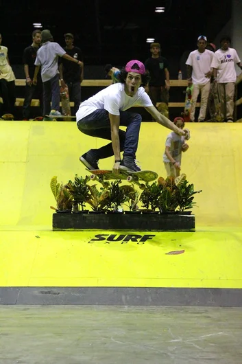 <!-- surfexpo2013 -->

Josiah skates our all ages contests. Here he is with an early grab shifty over the plants