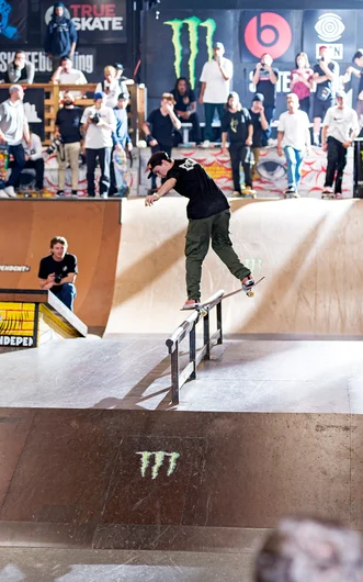 <!--pro18-sat-->

Paul Hart goes Frontal and holds the Nose.


