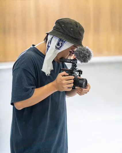 Hideki Ishii was filming all weekend. At one point I saw him focusing the lens on his camera with one hand and live streaming with his phone in the other hand. LEGENDARY SHIT!

<!--damnamjapan2022finals-->