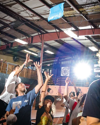 The kids love a Vans product toss!

<!--clashofthecrews23finals-->