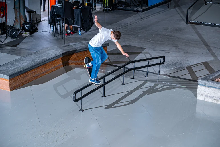 Andrea Caizza taking it easy with a casual warm up back noseblunt


<!--damnamnetherlandsday1-->