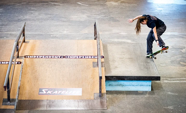 <!--pro20saturday-->

Pinched and top knotted Monica goes the distance on Front Crook.
