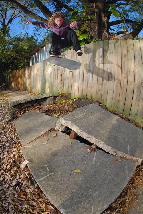 Levi: Kickflip into bank