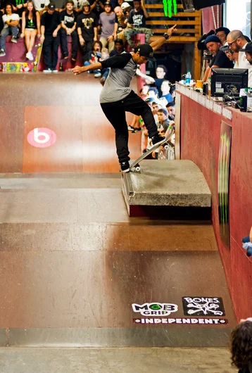 <!--sundaydaypro15-->

Kelvin Hoefler maneuvers a Frontside Bluntslide over the rainbow box.