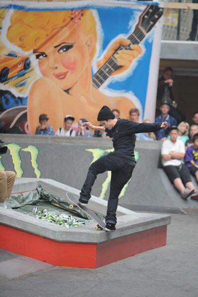 Luan - frontside bluntslide on the sauce tub